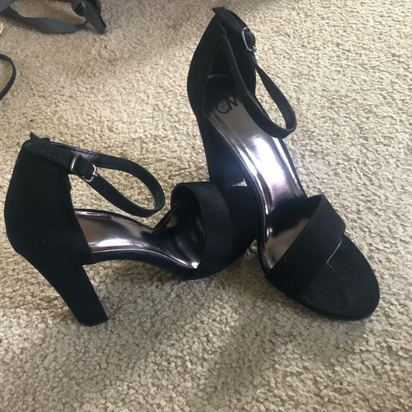 Black strapy heels - Picture 2 of 4